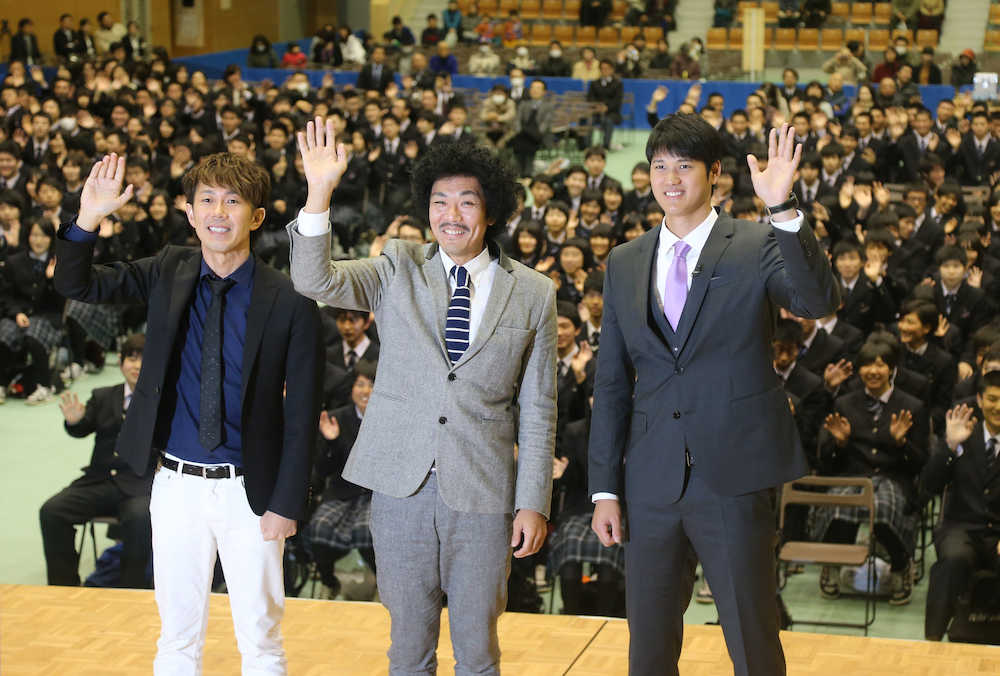 記念式典後に母校の生徒たちと手を振る（左から）トータルテンボスの大村朋宏、藤田憲右、大谷