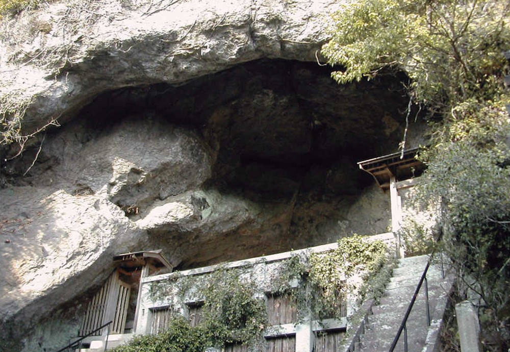 宮本武蔵が晩年「五輪書」を書いた熊本市の「霊厳洞」