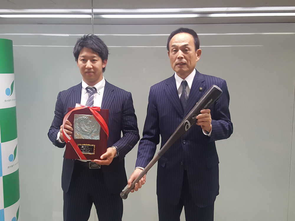相模原市から「称讃の楯」を贈られた日本ハム・市川（左）と、市川のバットを手にする加山俊夫市長