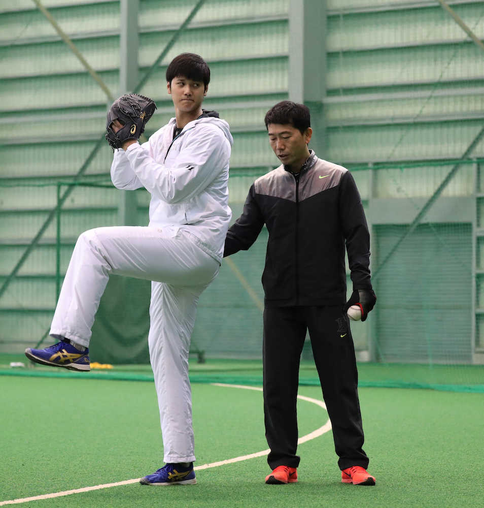 中垣トレーニングコーチ（右）と投球フォームを確認する大谷