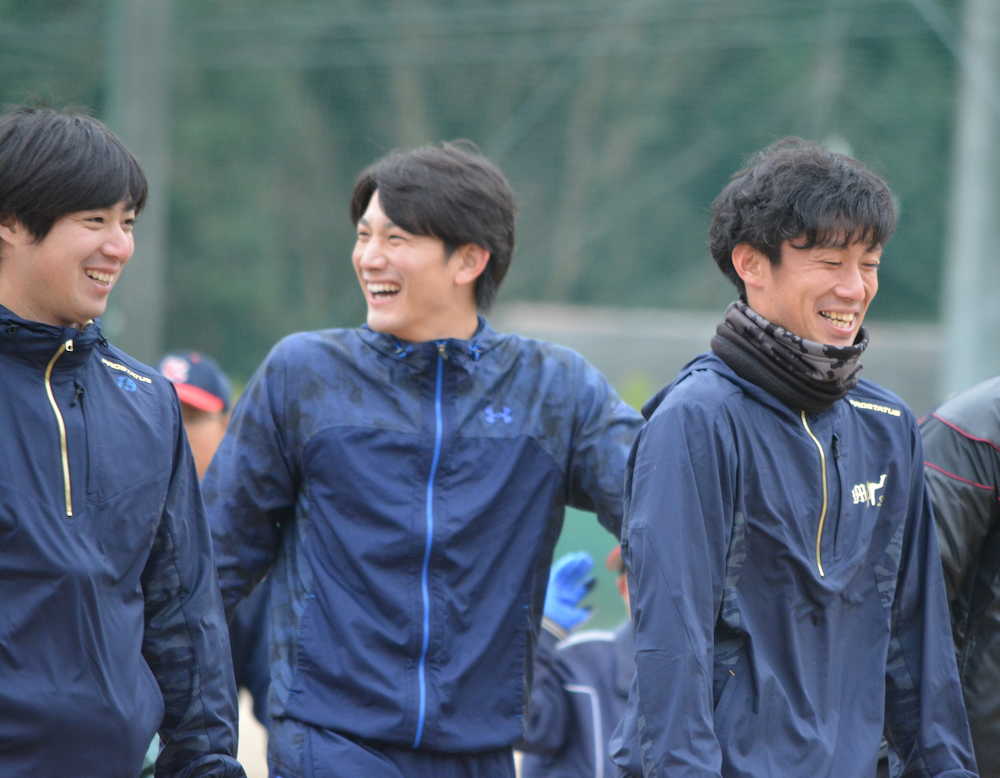 広陵ＯＢによる野球教室で笑顔を見せる（右から）巨人・吉川光、小林誠、広島・野村