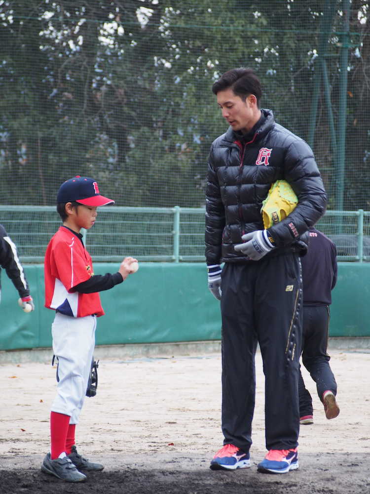 広陵グラウンドで行われた野球教室で投球を指導する日本ハム・上原