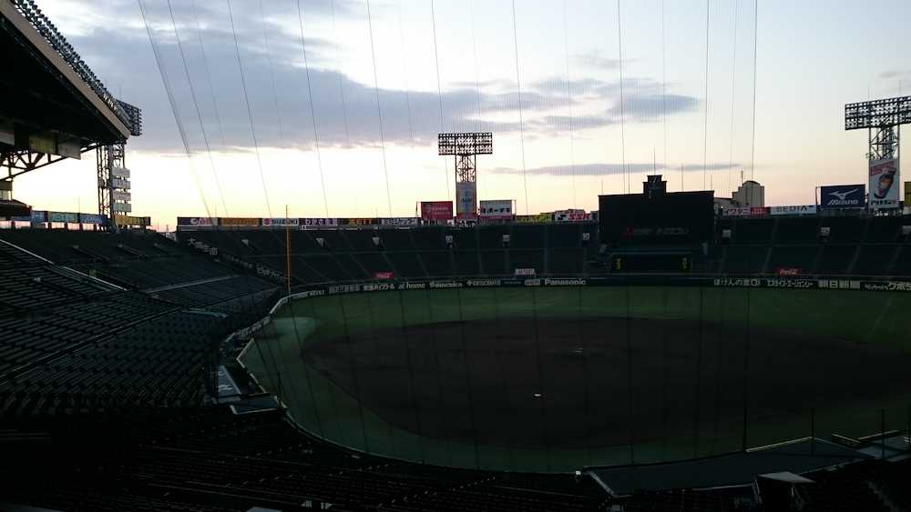 三塁側アルプススタンド後方の空がオレンジ色に染まってきた。甲子園球場の初東雲（はつしののめ）である（１月１日午前７時３分）