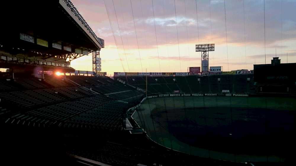 甲子園球場三塁側アルプススタンド後方に見えた初日の出（１日午前７時１７分）