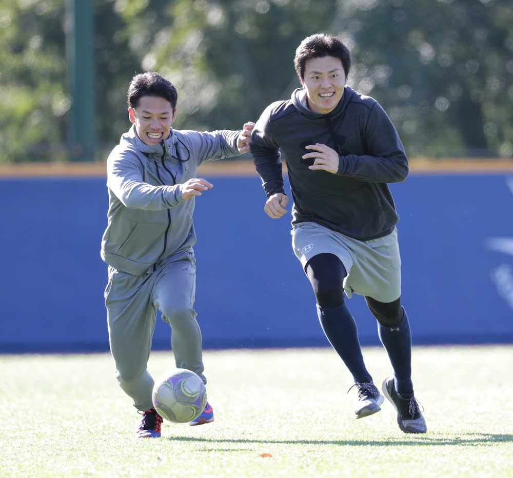 サッカーでボールを競り合う小川（左）と田中