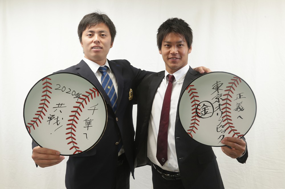 田中（左）が佐々木に「共戦！」と佐々木は田中に「東京オリンピック金」とエールを送る