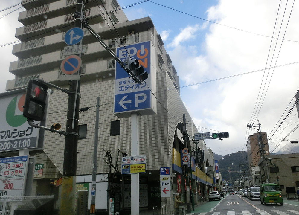かつての別府歓楽街、流川にあった日名子旅館は電器店とマンションになっている。