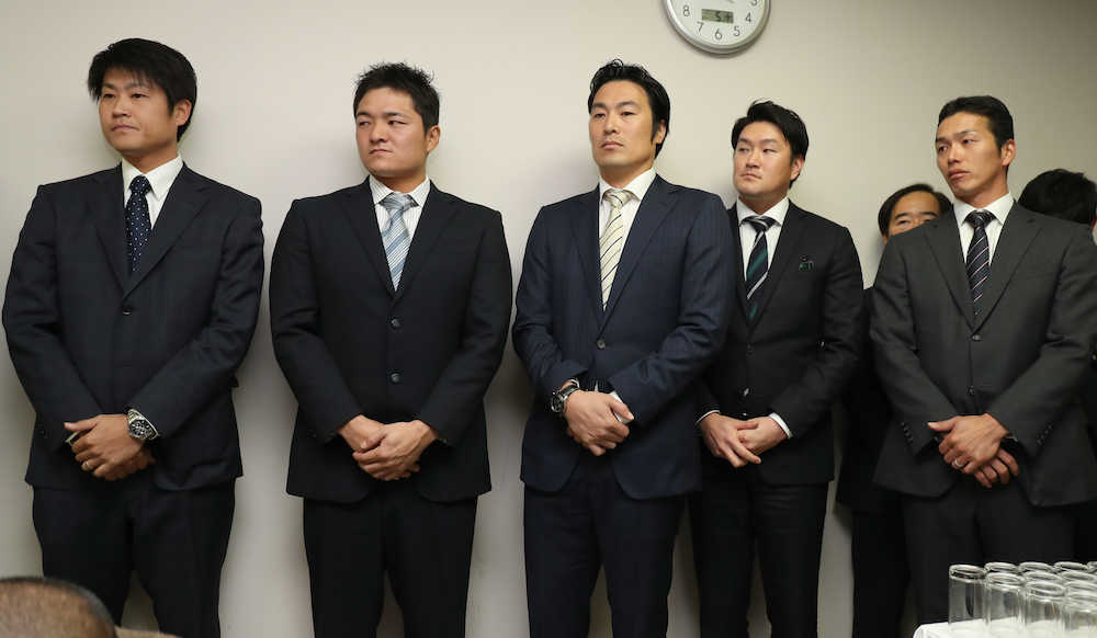 今年から球団職員として加わった（左から）二神、久保田、筒井、鶴、清水の各氏