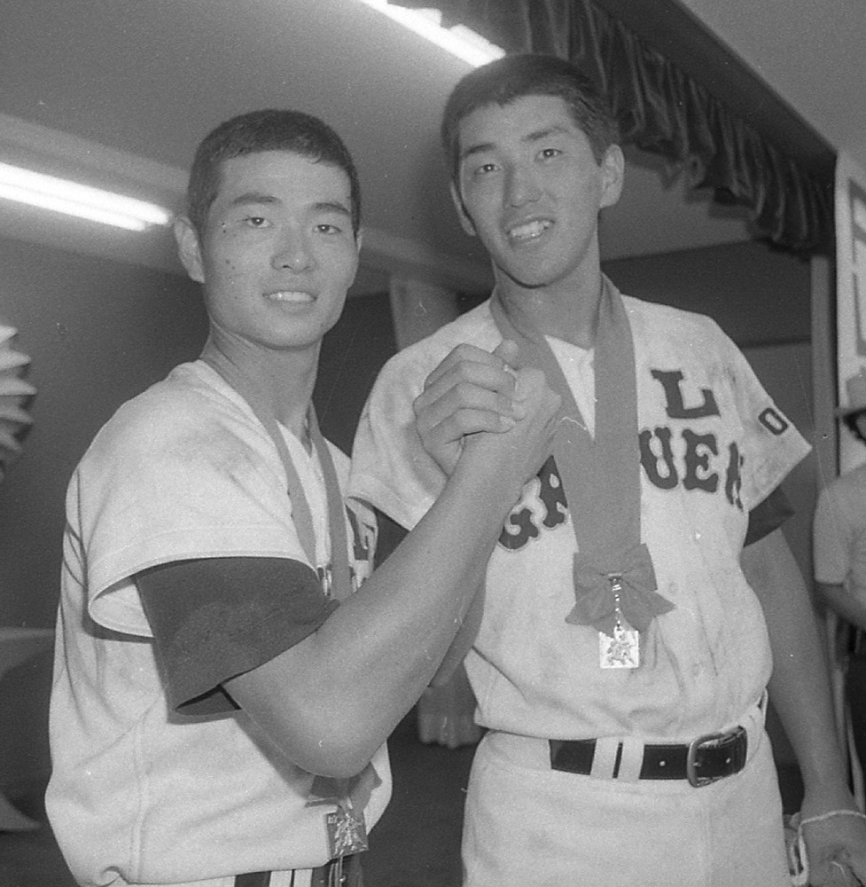 １９８５年、夏の甲子園で優勝した桑田氏（左）と清原氏