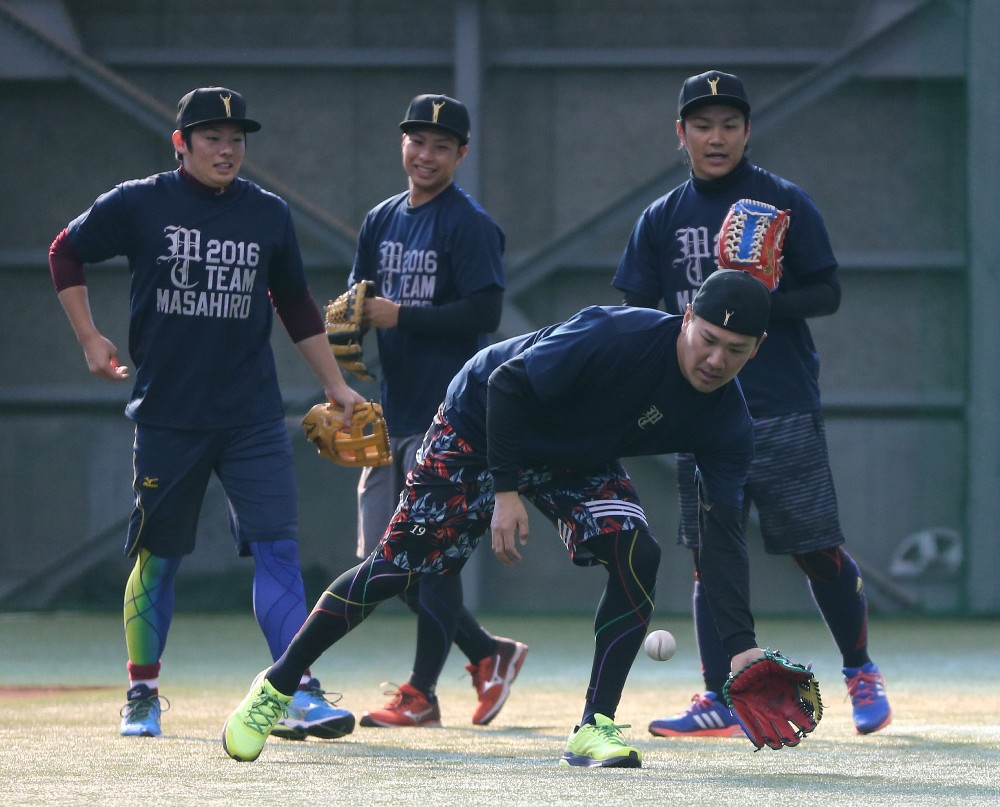 昨年の「チーム将大」の練習風景。（後方左から）松井裕、辛島、則本の前でノックを受ける田中