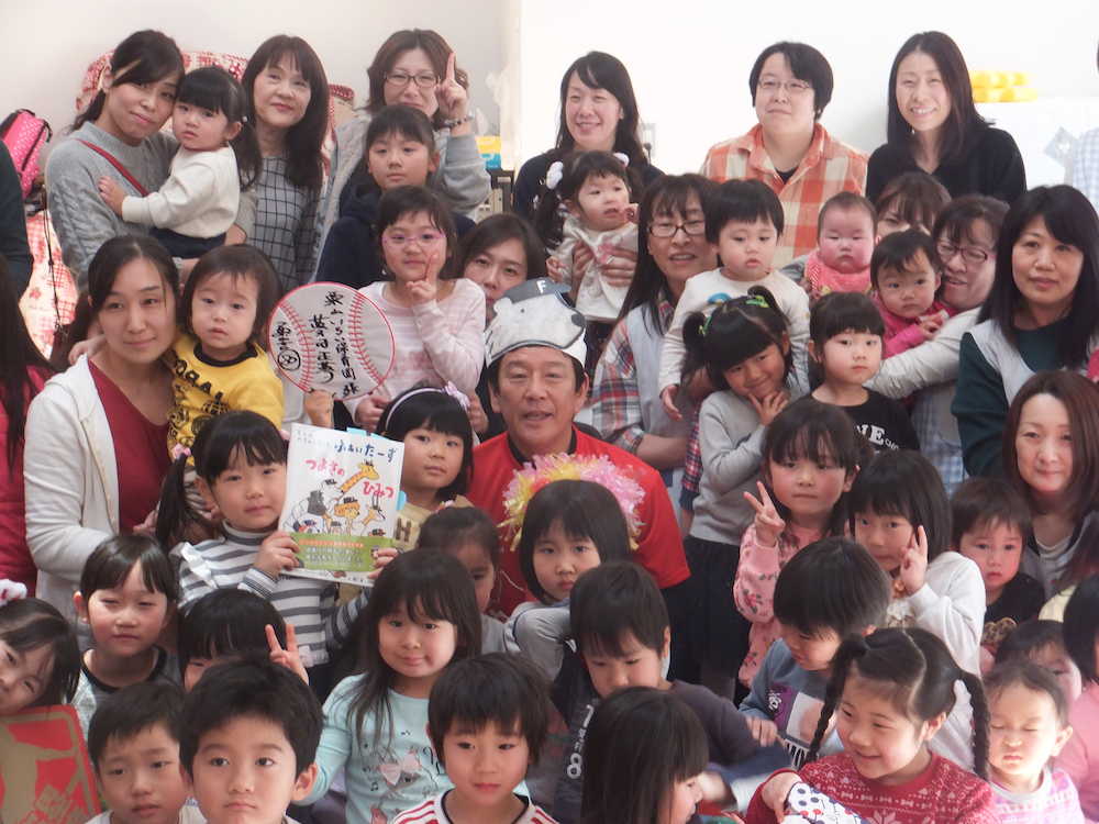 北海道・栗山町内の保育園で園児たちと記念撮影する日本ハム・栗山監督（中央）