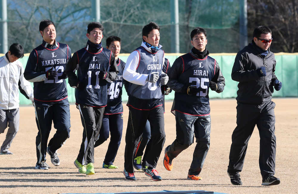 ランニングする（左から）中塚、今井、鈴木、源田、平井