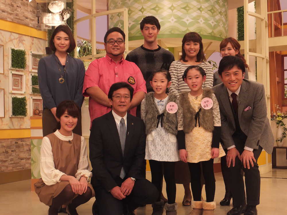 北海道テレビ放送の「イチオシ！モーニング」に生出演した日本ハム・栗山監督（前列左から２番目）