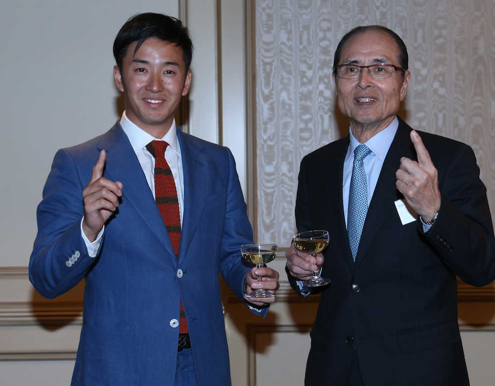 斎藤（左）はソフトバンクの王会長と１番ポーズで笑顔