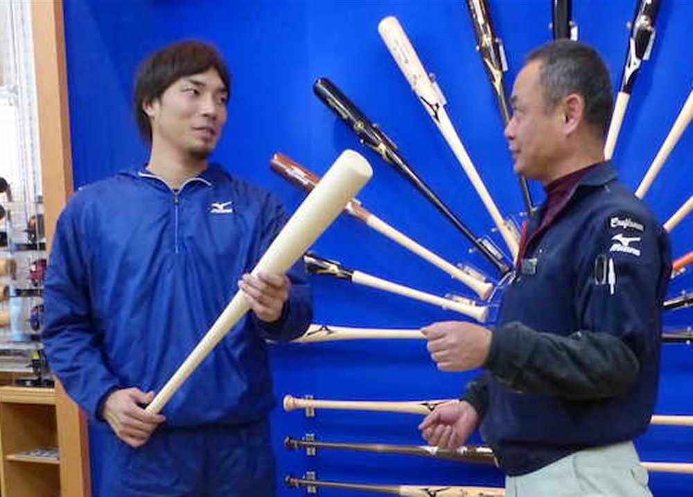 ＤｅＮＡ・倉本（左）は完成したばかりのバットを手にミズノの名和クラフトマンと談笑する