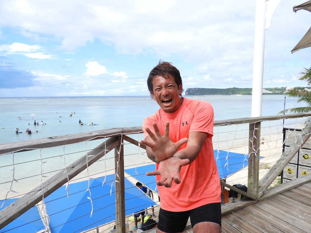 今季のテーマを超熱男に設定した松田は、グアムの海をバックにかめはめ波ポーズ