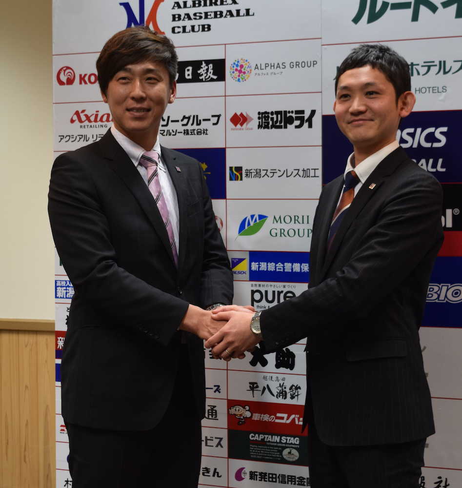 新設の球団社長補佐に就任した加藤氏（左）は池田社長とがっちり握手