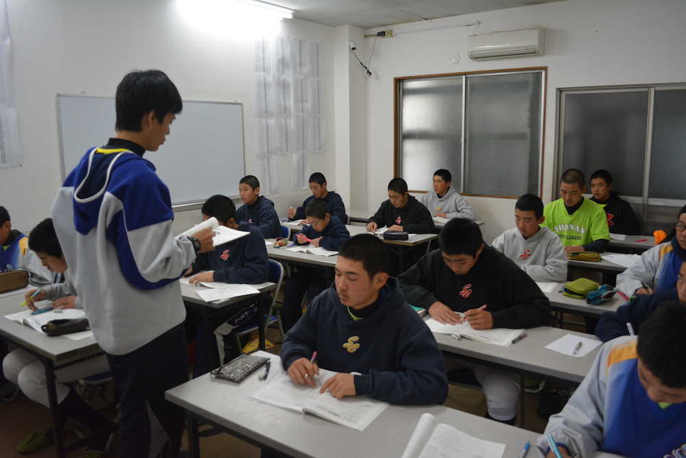 佐藤事務局長の授業を熱心に聞く湘南クラブの選手たち