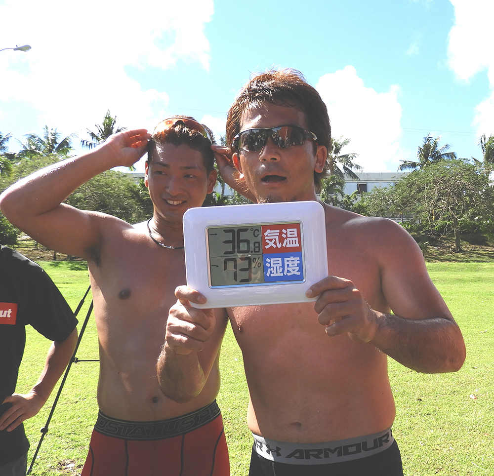 猛暑の中、グアム自主トレを行ったソフトバンク・松田（右）