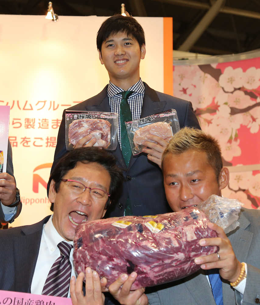 大きな肉の塊にかぶりつく（前列左から）栗山監督と中田。笑顔を見せる大谷
