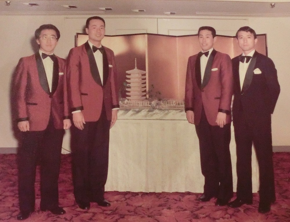 赤坂プリンスホテル（現ザ・プリンスギャラリー東京紀尾井町）で働いていた当時の西武・居郷球団社長（左から２人目）