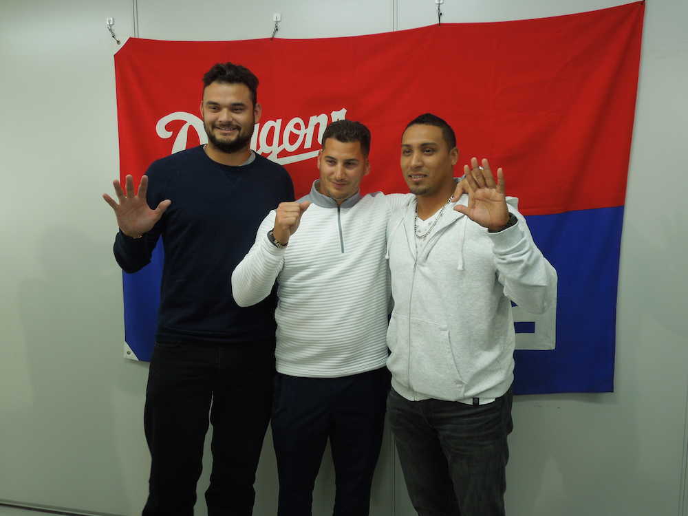 会見後に撮影に応じた新外国人３選手。左からアラウホ、ゲレーロ、ロンドン