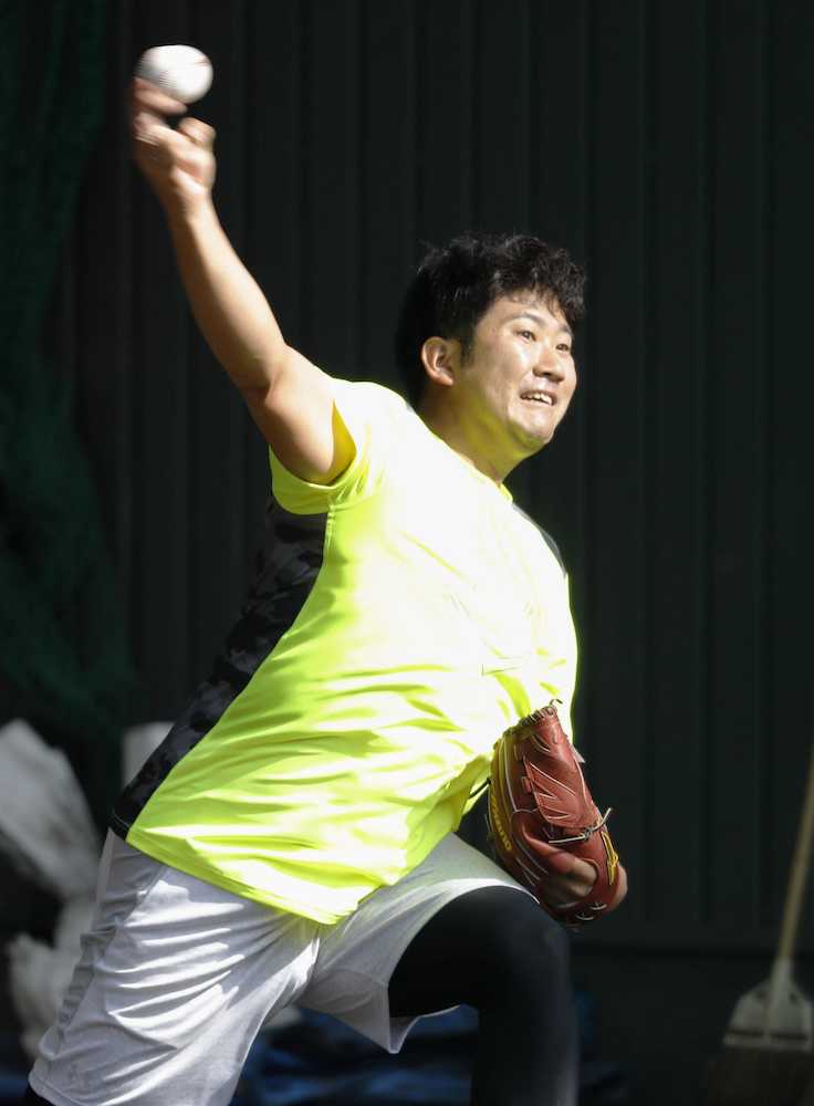 合同自主トレで、投球練習する巨人・菅野