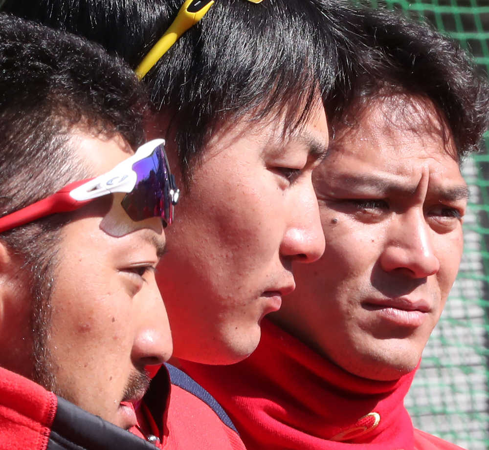 コーチの言葉に真剣な表情で耳を傾ける（左から）菊池、丸、田中