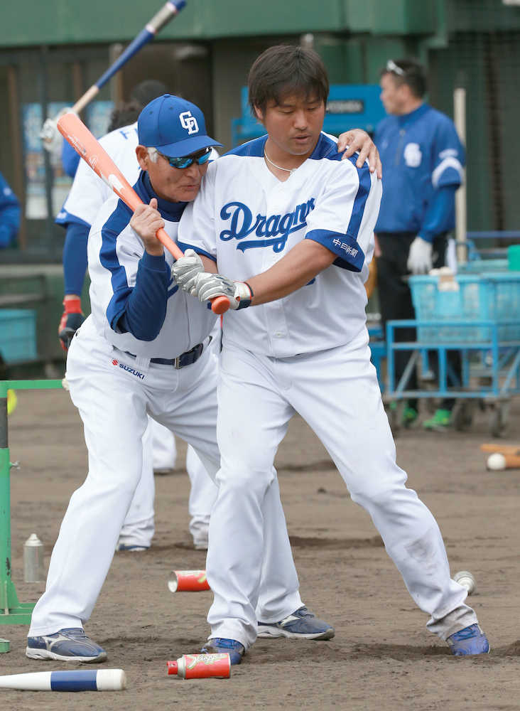 土井打撃コーチ（左）の熱血指導を受ける平田