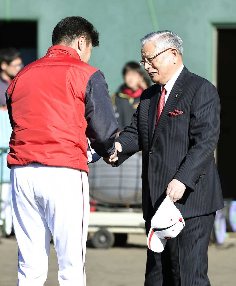 広島キャンプを訪れ、緒方監督（左）と握手する熊崎コミッショナー