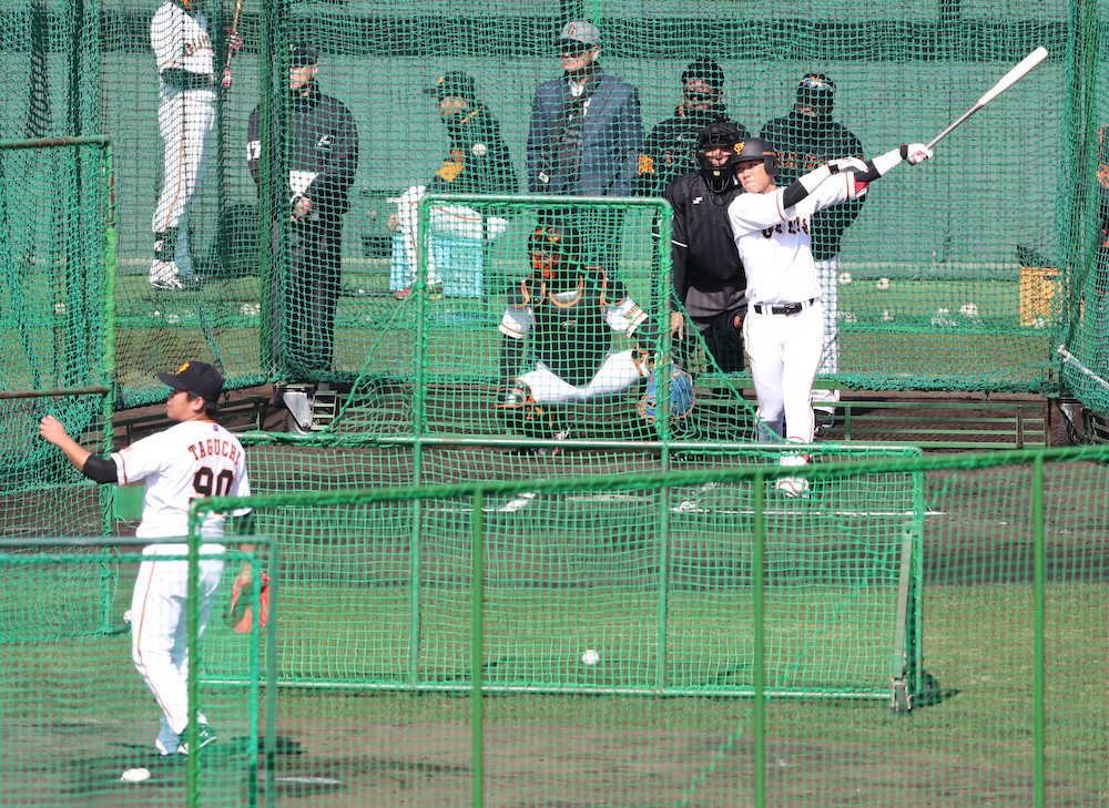 フリー打撃で田口（手前）から右方向へ打球を放つ坂本勇