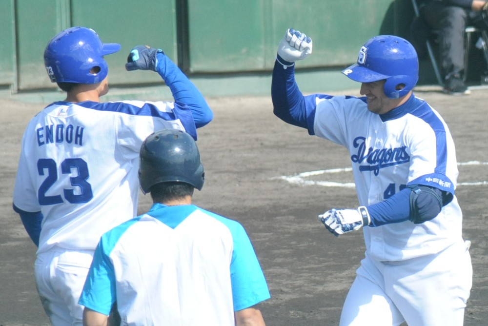 ＜中日・韓国ハンファ＞４回、本塁打を放ち、遠藤（左）と笑顔でエルボータッチのゲレーロ