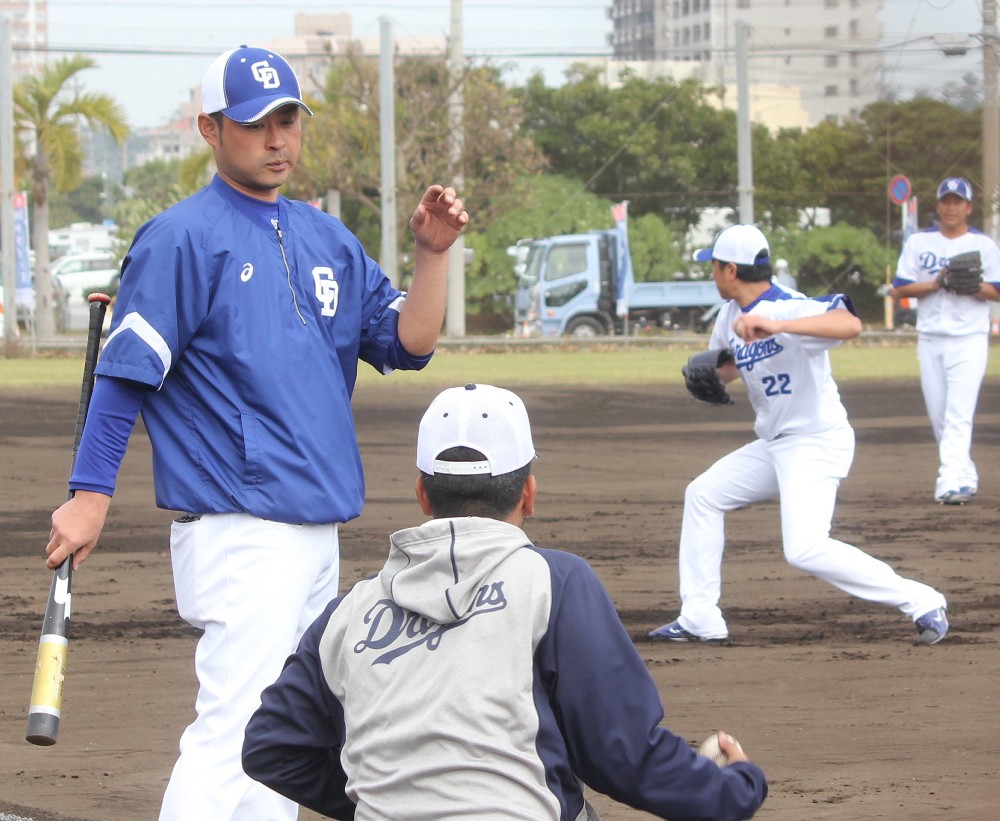 朝倉投手コーチ（左）のノックを受ける大野（２２）