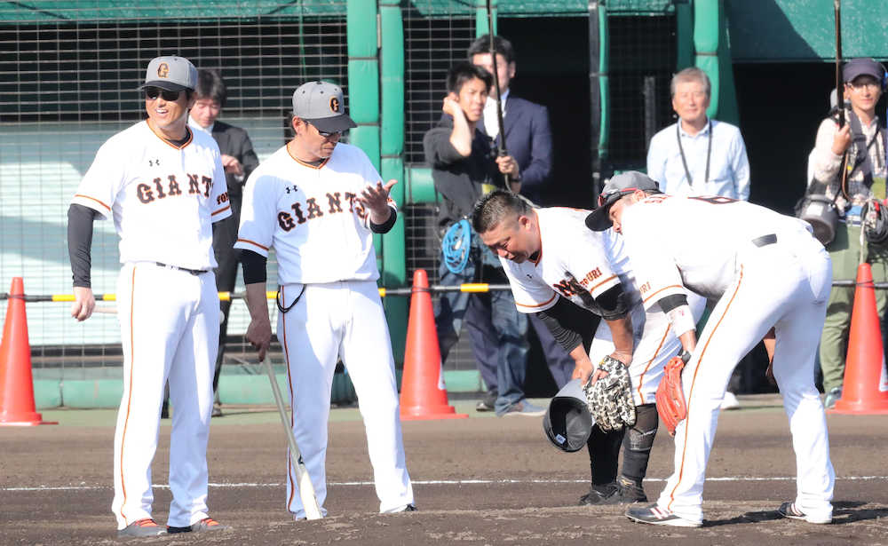 ヘトヘトの（右から）坂本勇、村田を見て笑顔の高橋監督（左端）と井端コーチ