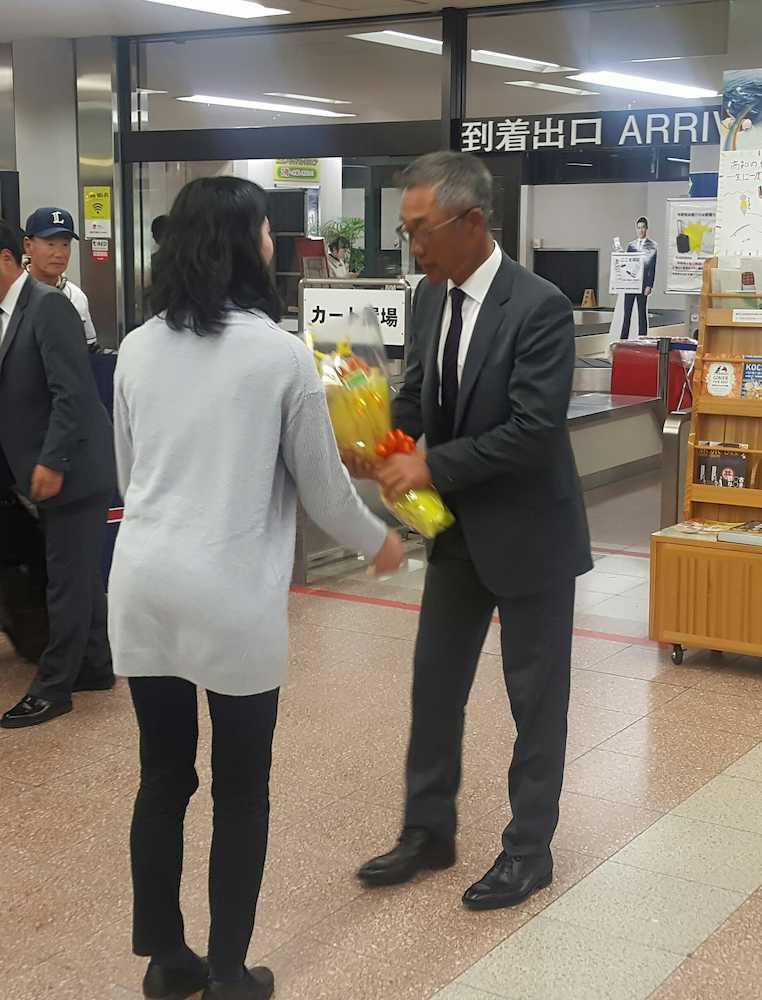 高知龍馬空港に到着し、花束を受け取る西武・辻監督