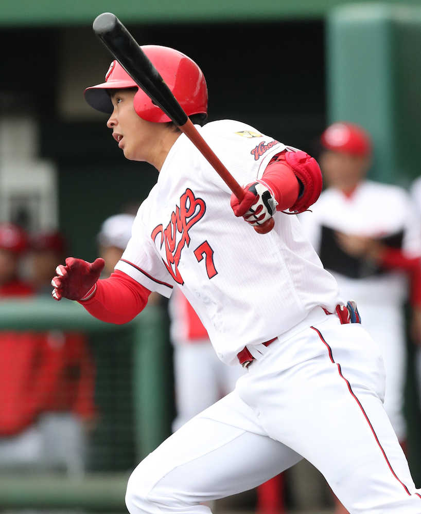 ＜広島・韓国ＫＩＡ＞初回無死、堂林は初球を叩いて左中間二塁打を放つ
