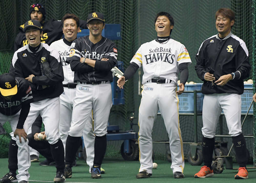 守備練習で笑顔を見せる和田（左端）らソフトバンク投手陣。右端は松坂