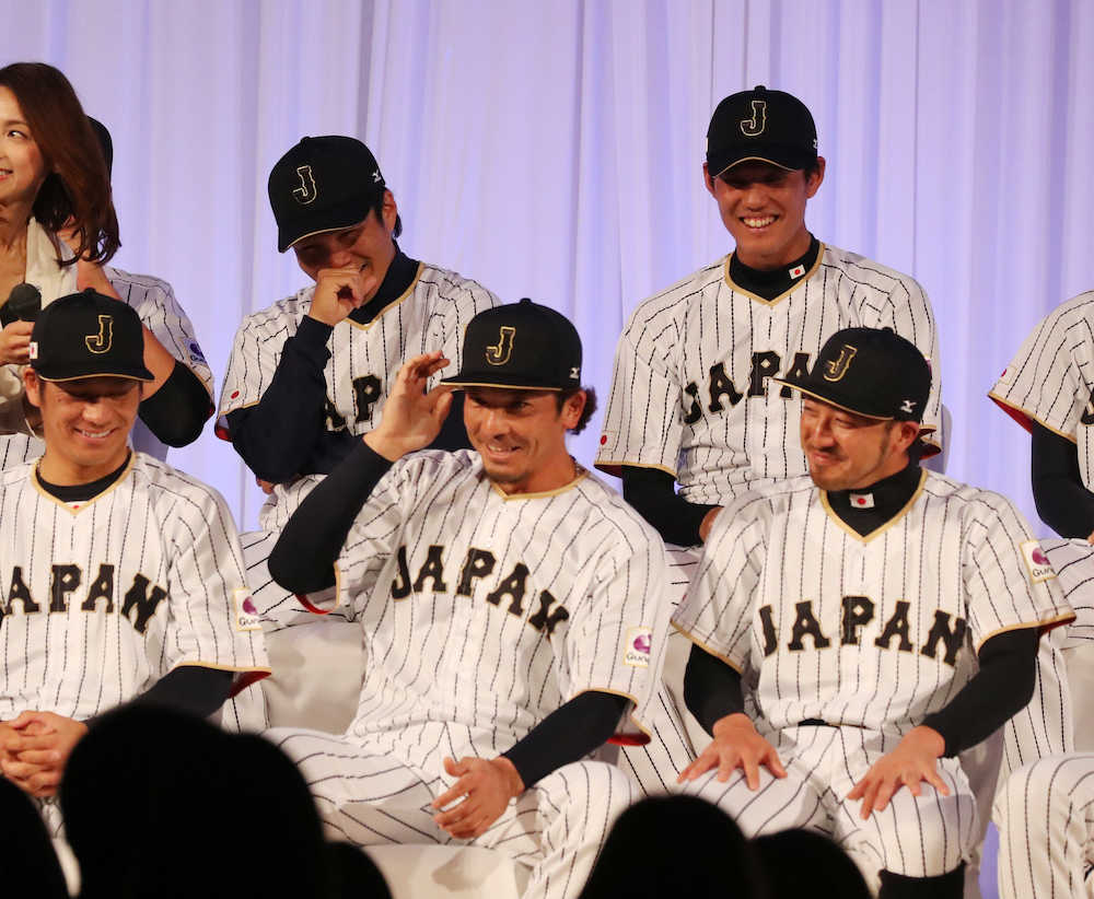 松田（前列中央）がファンからの質問に答え笑顔の則本（後列左）と藤浪（同右）