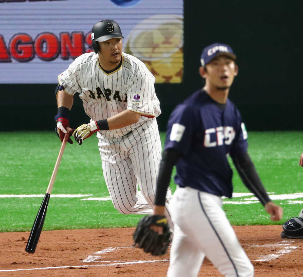 ＜日本・台湾＞１回２死二塁、筒香は左翼線へ適時二塁打を放つ