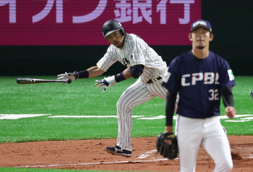 ＜日本・台湾プロ選抜＞２回無死、松田は左中間二塁打を放つ