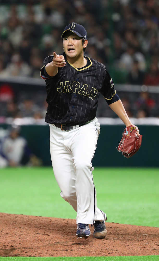 ＜台湾プロ選抜・日本＞３回２死一塁、林智平を三ゴロに抑えた菅野は声を出す