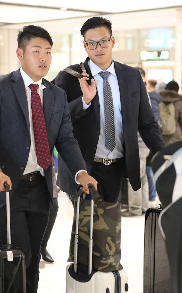 新千歳空港に到着したリャオと岡本（左）