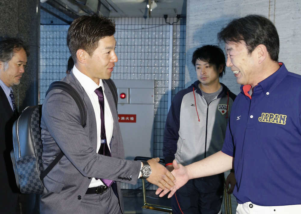 ＷＢＣ日本代表に緊急招集され、宿舎でチーム関係者に迎えられる炭谷銀仁朗捕手（手前左）