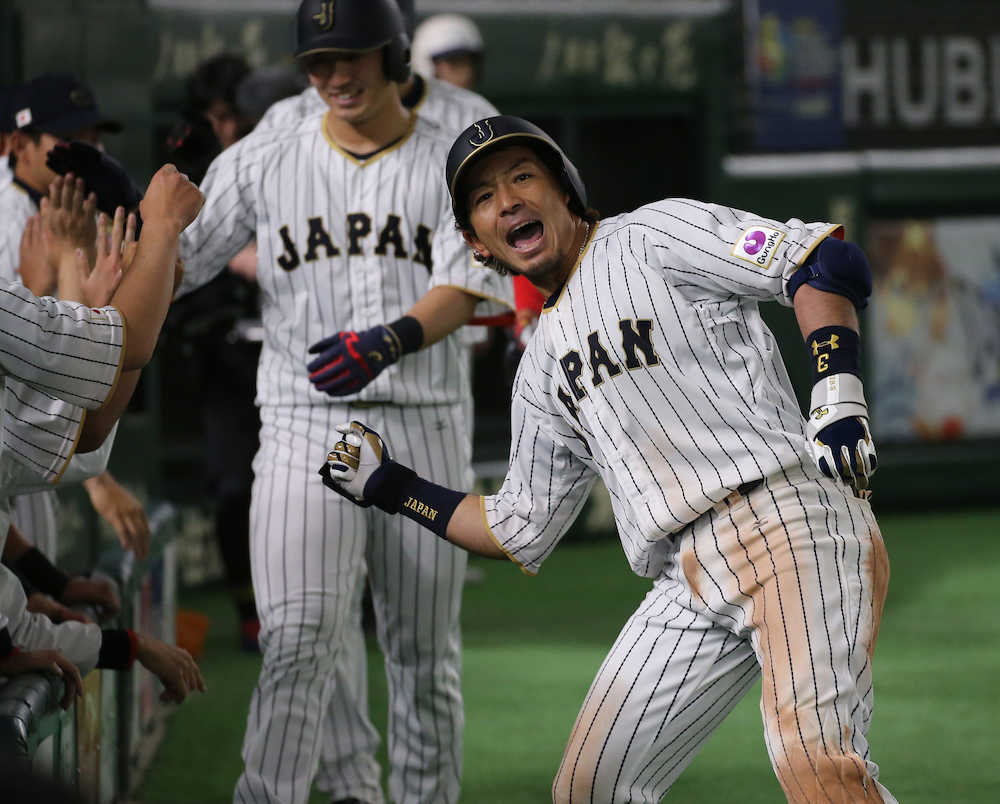 ＜日本・キューバ＞５回１死一、二塁、左越えに３ランを放った松田は「熱男〜！」