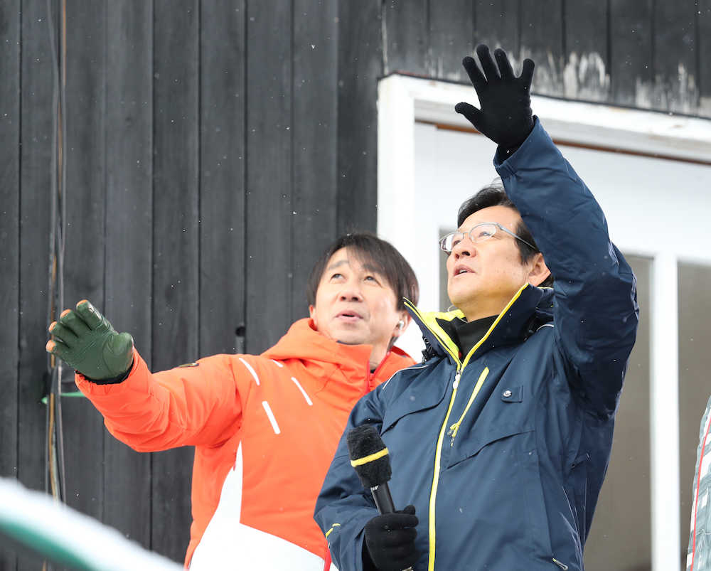 １月、テレビで日本ハム・栗山監督（右）と共演した原田雅彦氏。地元・北海道のハム戦士に熱視線を送る