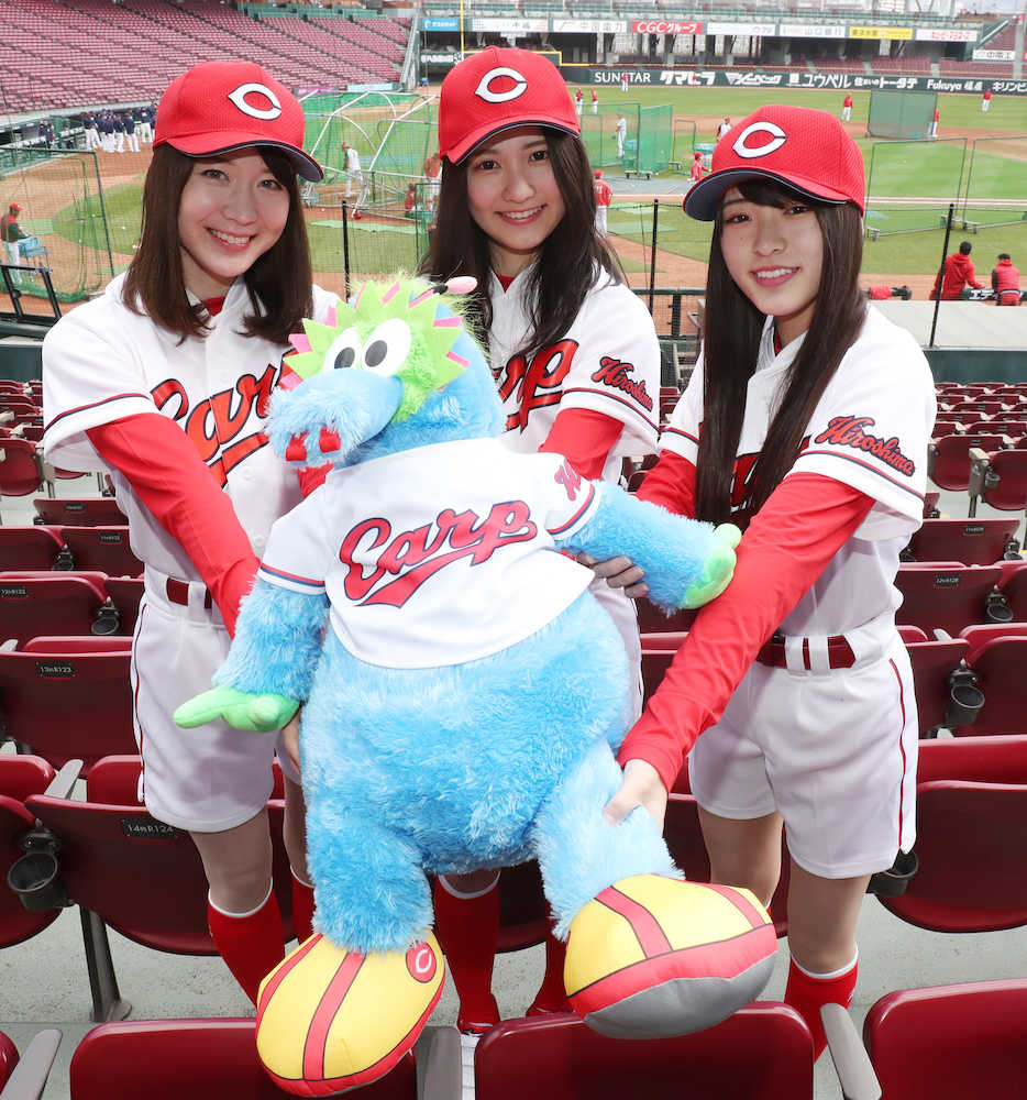 今季、「カープホームランガール」を務める（左から）林悠里詠さん、布野未紗季さん、土橋愛美さん