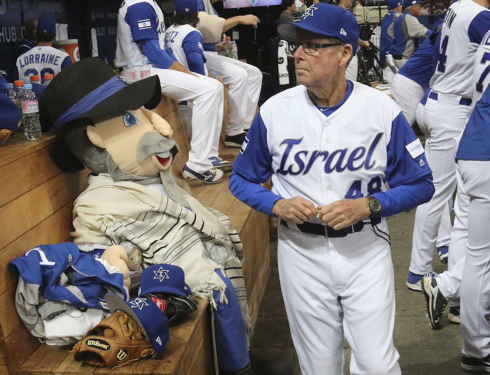 ＜イスラエル・オランダ＞ベンチに幸運の人形「メンシュ」を座らせるイスラエル。右はドイル三塁ベースコーチ（ＡＰ）