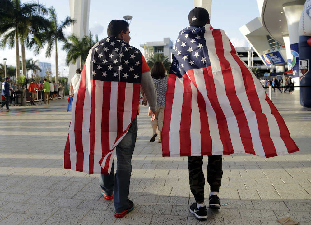 星条旗を羽織って米国代表の応援に向かうファン　（ＡＰ）