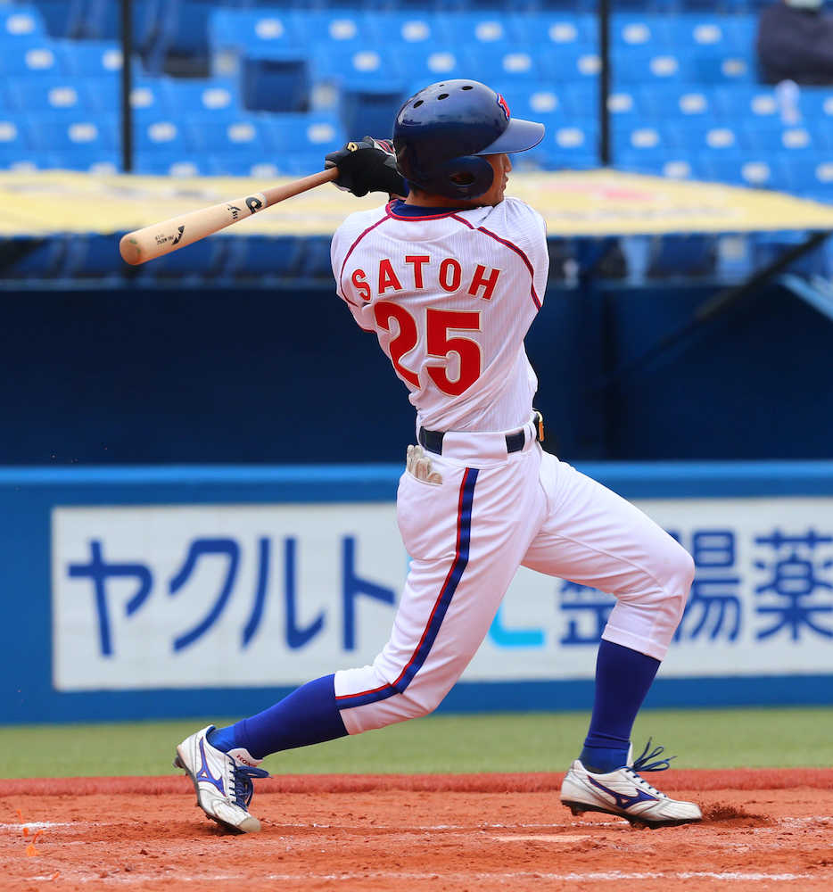 ＜ＮＴＴ東日本・Ｈｏｎｄａ＞８回１死満塁、左前適時打を放つ佐藤