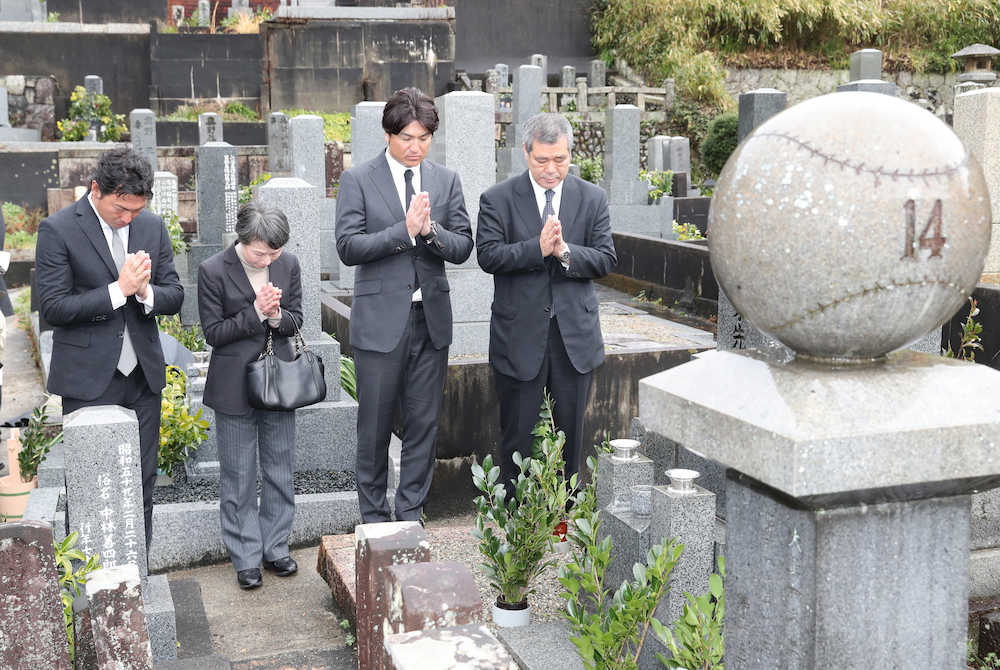 沢村栄治氏の墓参を行った（左から）長野、沢村栄治氏の長女・酒井美緒さん、高橋監督、久保球団社長　　　　　　　　　　　　　　　　　　　　　　　